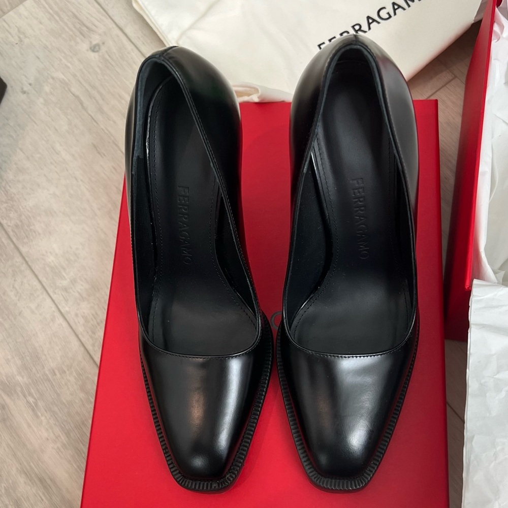 Ferragamo shaped high heel pump black SZ6